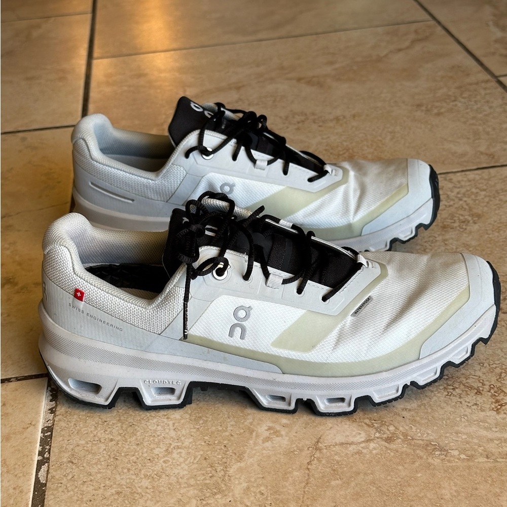 On Cloud Cloudventure Waterproof Sneakers in Glacier/Black. Size 10.